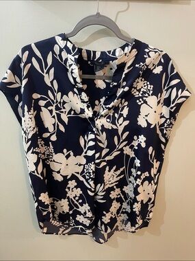 Ann Taylor small Navy Floral Split-Neck Cap Sleeve Blouse rounded hem
